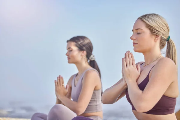 瞑想の手 屋外と女性はフィットネス 平和と健康のために自然の中で運動します 青空のヨガの友人のための名前の祈りのワークアウト 精神衛生 チャクラと禅の心のためのトレーニングとエネルギー — ストック写真