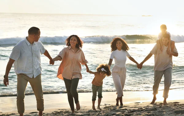 Berjalan Keluarga Bahagia Dan Besar Bergandengan Tangan Pantai Untuk Liburan — Stok Foto