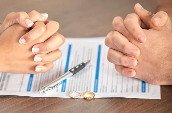 Scheiding Ondertekening Handen Van Een Echtpaar Met Een Document Voor — Stockfoto