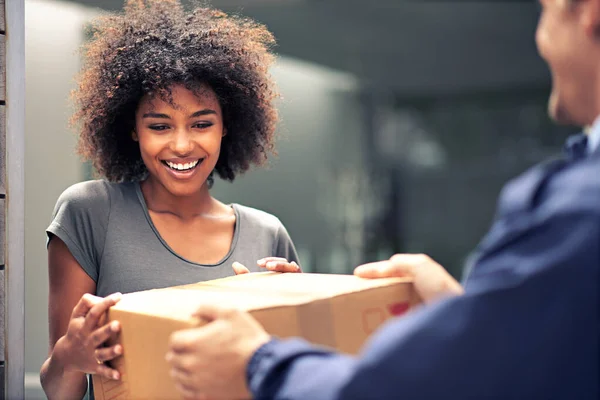 Shot Courier Making Delivery Smiling Customer — Stock Photo, Image