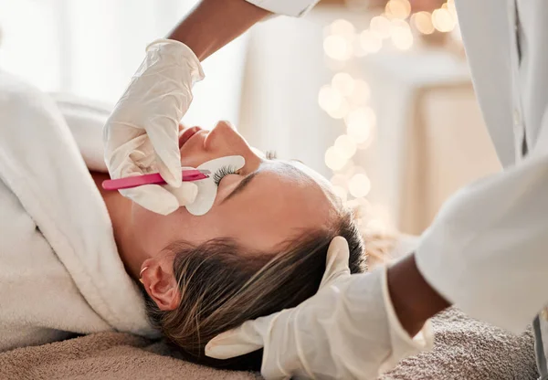 Rozszerzenia Rzęs Kosmetologia Kobieta Poddają Się Zabiegowi Kosmetycznemu Salonie Samodzielnej — Zdjęcie stockowe