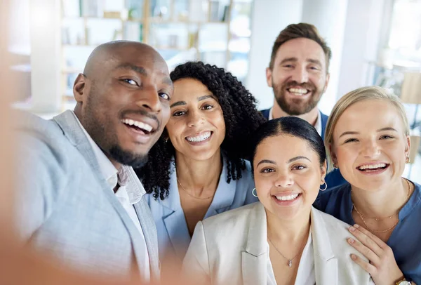 チームワーク サポート 多様性のためにオフィスのビジネスの人々と幸せ 笑顔と自撮り コミュニティと写真のための友人のグループの肖像画とのコラボレーション 正またはワークショップ — ストック写真