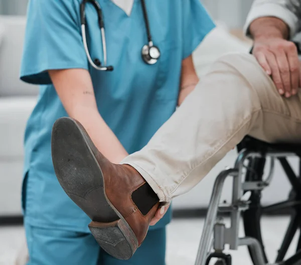 Mulher Fisioterapeuta Homem Idoso Cadeira Rodas Para Reabilitação Pernas Recuperação — Fotografia de Stock
