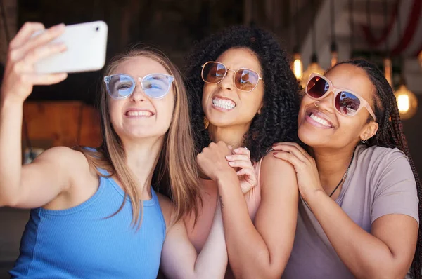 Occhiali Sole Amici Selfie Con Donne Ristorante Social Media Libertà — Foto Stock