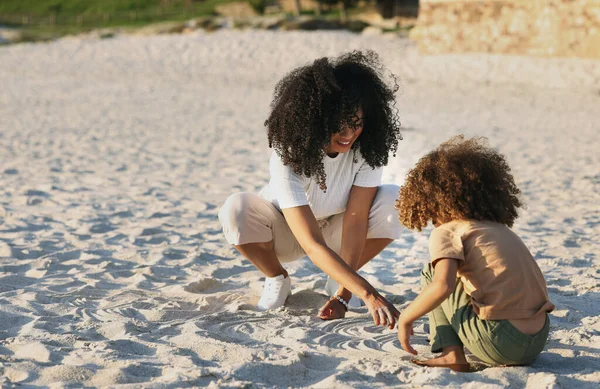 Famiglia Nera Spiaggia Madre Bambino Giocano Nella Sabbia Durante Vacanze — Foto Stock