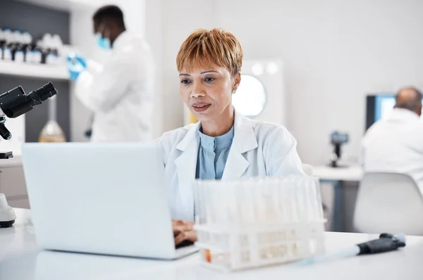Nauka Opieka Zdrowotna Naukowiec Laptopem Badań Innowacji Maili Farmaceutycznych Laboratorium — Zdjęcie stockowe