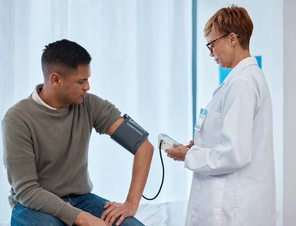 Dokter Test Man Met Bloeddruk Het Ziekenhuis Voor Hart Vaatziekten — Stockfoto