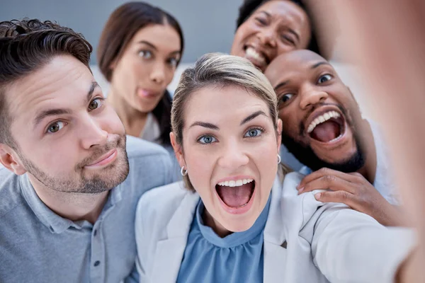 Negocios Gente Retrato Divertido Selfie Trabajo Equipo Rostros Motivación Amigos —  Fotos de Stock