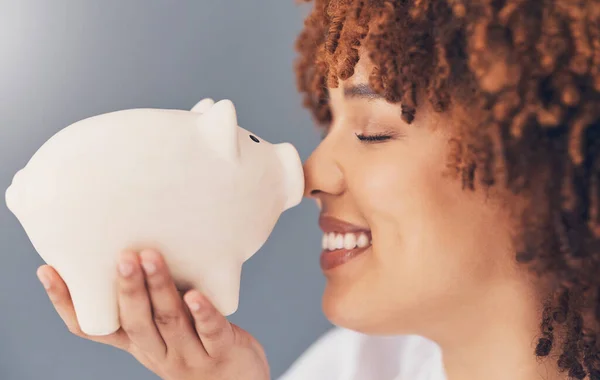Sorria Banco Porquinho Mulher Negra Feliz Com Orçamento Poupança Crescimento — Fotografia de Stock
