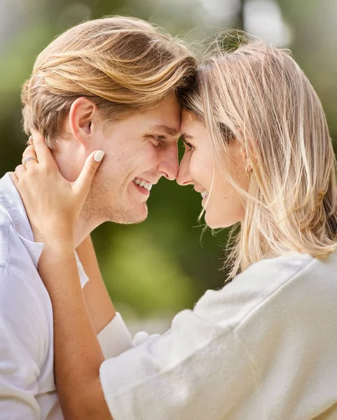 Amour Sourire Couple Avec Visage Ensemble Pour Bonheur Temps Qualité — Photo