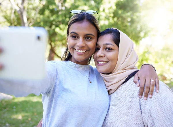 Flicka Vänner Och Islam För Selfie Parken Med Leende Kram — Stockfoto