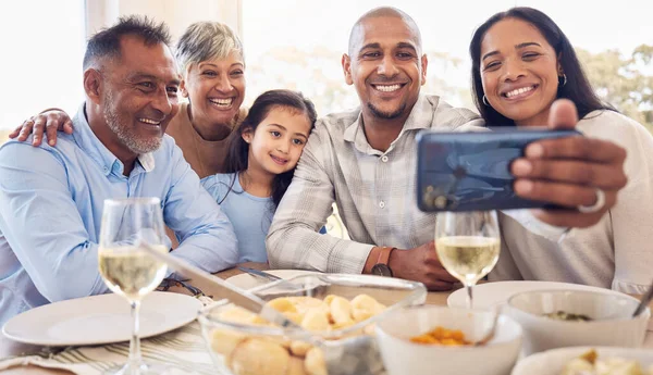 Zwarte Familie Selfie Lunch Glimlach Huis Met Mannen Vrouwen Meisje — Stockfoto
