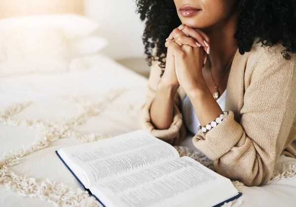 Biblia Oración Manos Orando Por Esperanza Religión Ayuda Espiritual Hogar —  Fotos de Stock