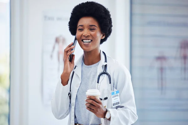 Kadın Telefon Görüşmesi Hastanede Doktor Sağlık Tavsiye Konsültasyon Için Kahve — Stok fotoğraf