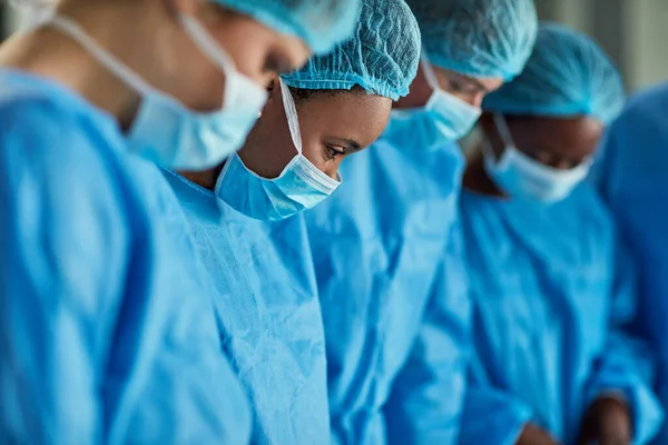 Colpo Ritagliato Gruppo Chirurghi Che Eseguono Una Procedura Medica Sala — Foto Stock