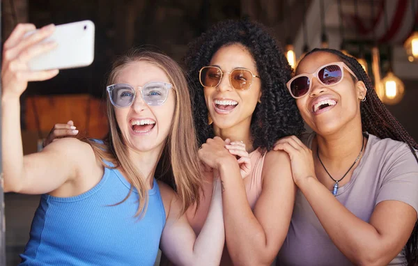 Посміхайтеся Друзі Селфі Жінками Ресторані Соціальних Медіа Свободи Підтримки Щасливий — стокове фото