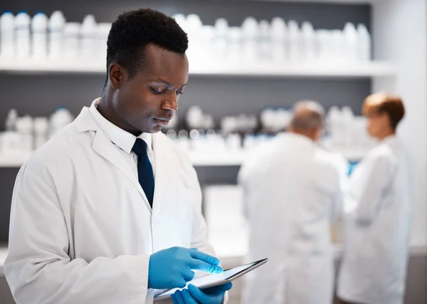 黑人和石碑与研究 化学家和连接的打字 实验室和焦点 非洲裔美国男性雇员 研究人员和科学家 在实验室拥有仪器 未来或远程保健服务 — 图库照片