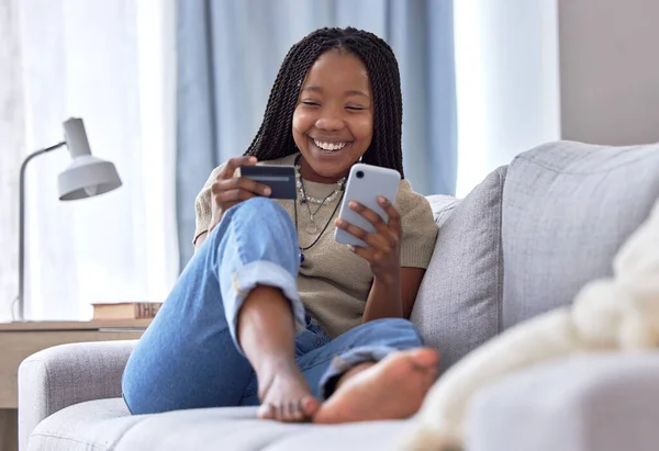 网上购物 信用卡和手机在沙发上的黑人妇女 从事金融业务 电子商务和金融科技 流动金融 数码货币和速递食品付款的快乐客户 — 图库照片