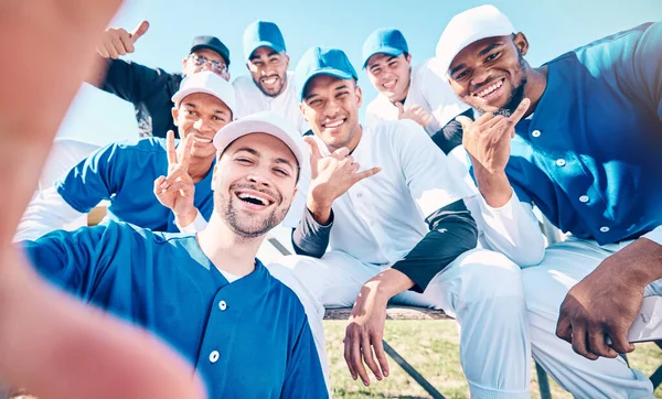 トレーニング ソーシャルメディア 競争の試合のためのフィールド上の男性とスポーツ 野球や自撮り リラックス 友人のための公園でアスリートや写真のグループと自信 幸せと笑顔 — ストック写真