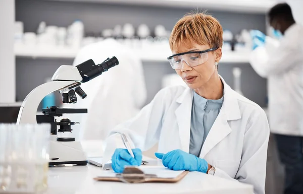 科学者 女性と製薬開発のための結果 フォーカスや分析と研究室レポートを書く 顕微鏡を用いた科学の専門家 チェックリストや文書 医薬品試験の革新と結果 — ストック写真