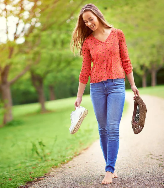 Enjoying Green Spaces Her Neighborhood Young Woman Walk Park — Stock Photo, Image