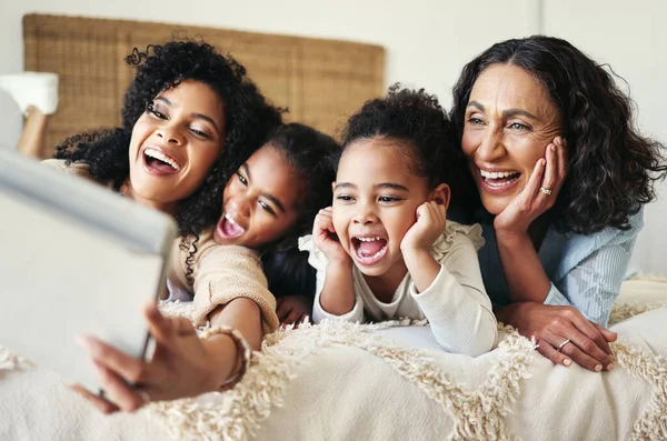 Relax Selfie Tablet Family Bedroom Smile Social Media Funny Face — Stock Photo, Image