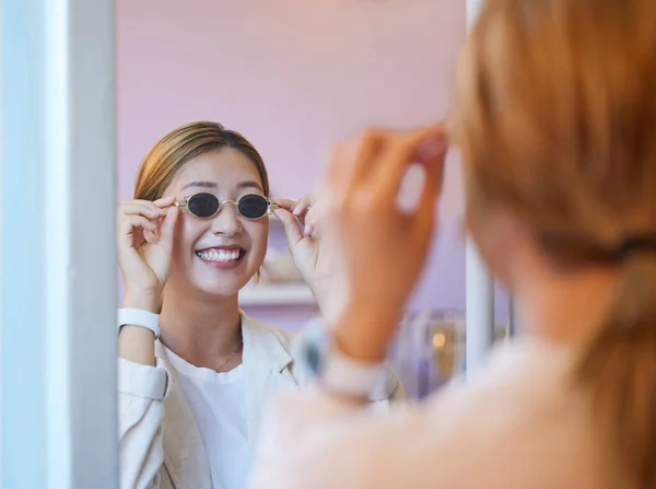 Retail Fashion Dan Kacamata Hitam Dengan Wanita Asia Cermin Untuk — Stok Foto