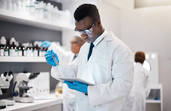 Wetenschap Onderzoek Zwarte Man Laboratorium Met Tablet Voor Medische Analyse — Stockfoto
