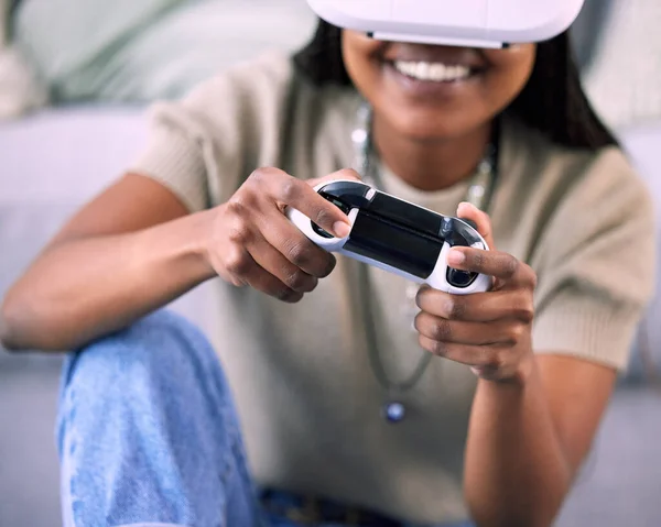 Mulher negra excitada usar óculos vr fone de ouvido jogar jogo de