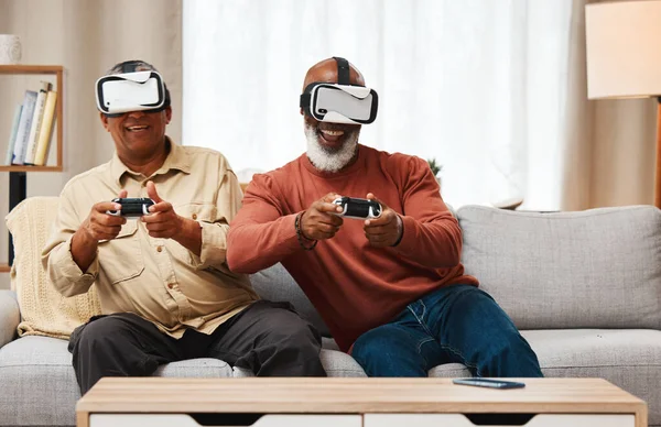 Vänner Virtuell Verklighet Och Äldre Män Som Spelar Hemma Soffan — Stockfoto