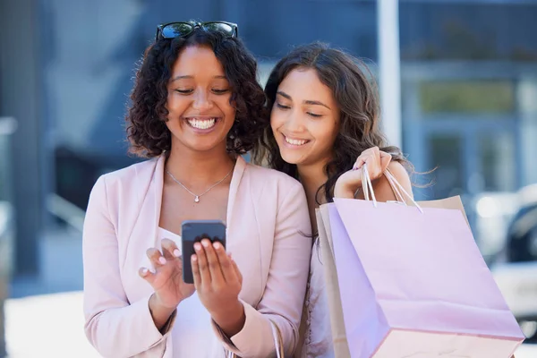 Black Woman Phone Online Shopping Friends City Bag Smile Meme — Stock Photo, Image