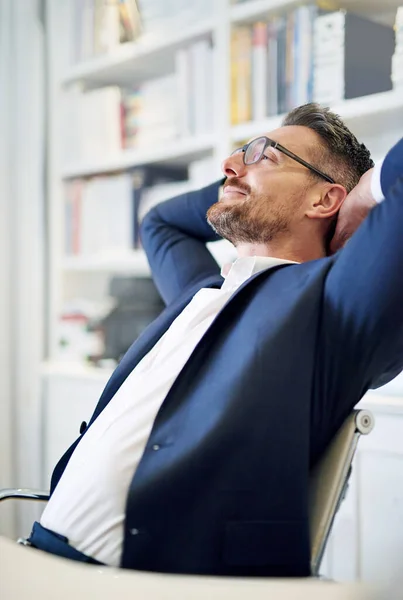 Memnuniyet Başarı Bakışı Olgun Bir Adamı Ofiste Elleri Başının Arkasında — Stok fotoğraf