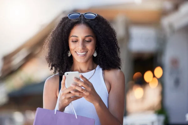Siyahi Bir Kadın Indirimli Bir Uygulamadan Bir Müşterinin Telefon Okuması — Stok fotoğraf