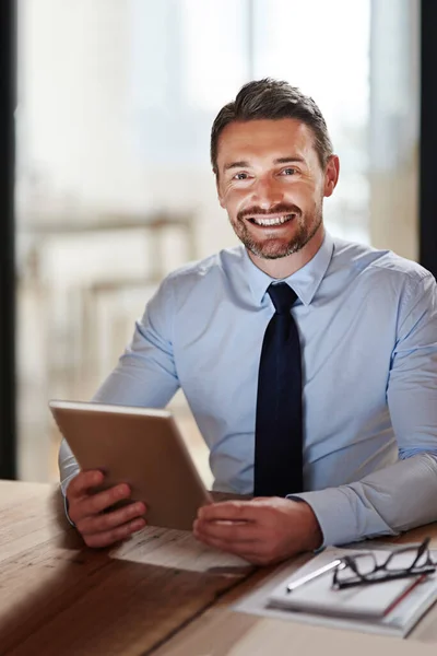 Modern Tools Modern Executive Portrait Smiling Businessman Using Digital Tablet — Stock Photo, Image