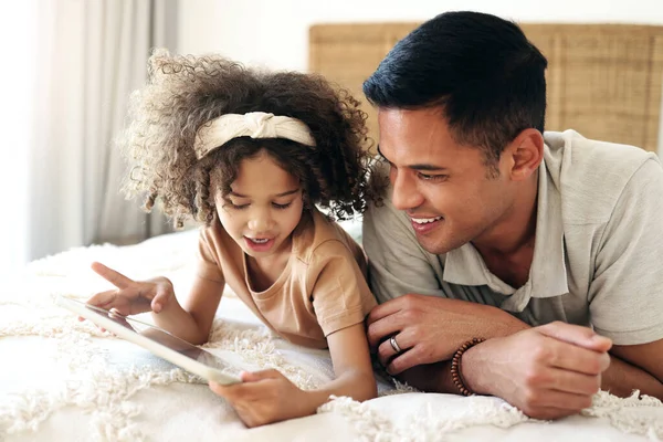 Child Learning Tablet Father Teaching Online Development Home Education Relax — Stock Photo, Image