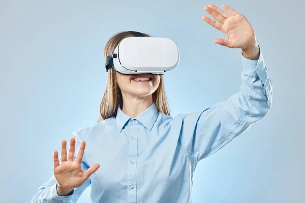 Jövő Virtuális Valóság Szemüveg Online Tervezéshez Innovációhoz Kék Stúdió Háttérrel — Stock Fotó