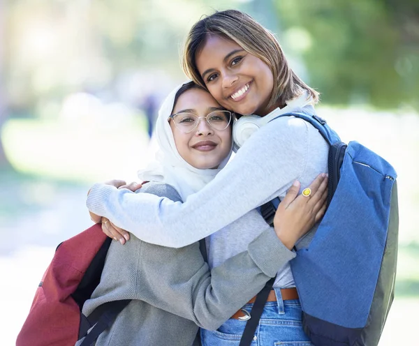 公園内のイスラム教徒の女性 肖像画や抱擁 接着のための庭や学校のキャンパス 友人の受け入れやコミュニティのサポート 抱擁の幸せやイスラム教徒の学生 ファッションヒジャーブや大学 — ストック写真