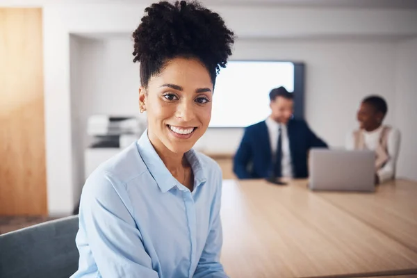 在会议室展示快乐的黑人女性在专业领导 思维和规划方面的形象 具有雇员管理 工作流程和职业心态的年轻雇员 工人或公司人员 — 图库照片