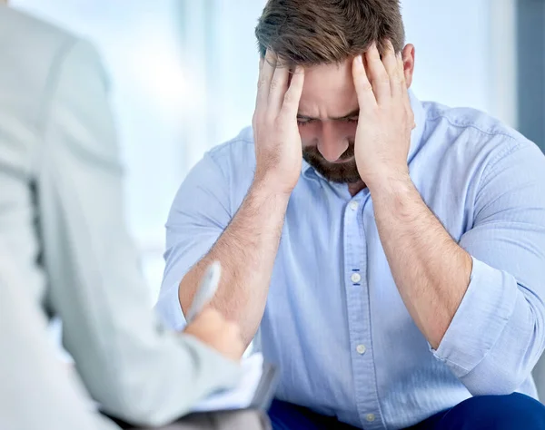 ストレス ビジネスマンの悲しみは 精神的な健康への不安を感じている失業 うつ病 企業の従業員です 労働者 不満と燃え尽きや疲労で仕事に失敗します — ストック写真