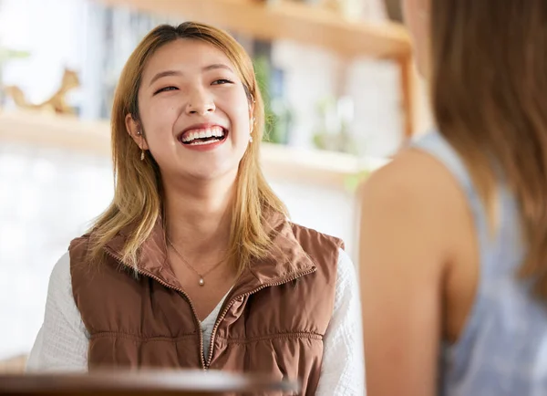 Gülümse Arkadaşlık Kadınlar Kafede Birlikte Gülüyor Mutlu Konuşmalar Dedikodular Hafta — Stok fotoğraf