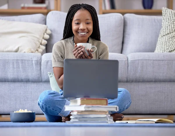 在客厅里为女生准备咖啡 学生和笔记本电脑 在家里流口水的时候开心而放松 为参加网上课程的少女提供茶 书和远程学习 远程学习或在家学习的休息时间 — 图库照片