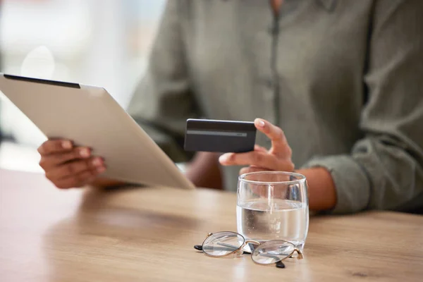 Yakın Çekim Kadınla Tablet Kredi Kartı Online Alışveriş Faturalar Borçla — Stok fotoğraf