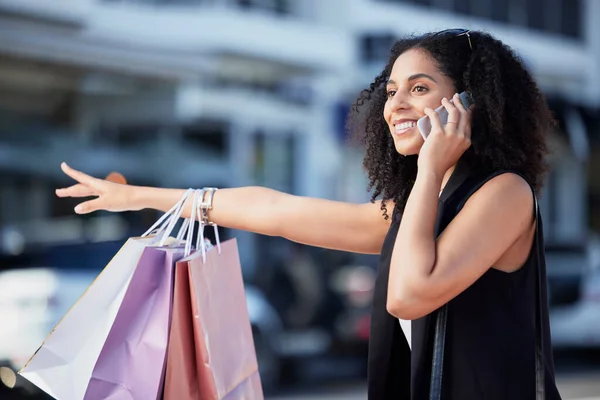 Siyah Kadın Alışveriş Çantası Şehirde Taksi Arayan Bir Müşterinin Telefonu — Stok fotoğraf