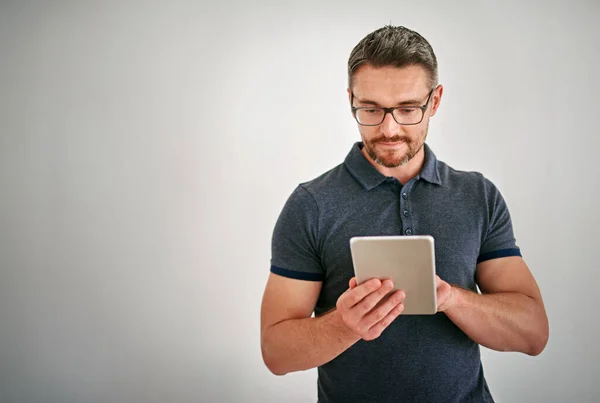 Ficar Conectado Com Tecnologia Touchscreen Homem Usando Tablet Digital Contra — Fotografia de Stock