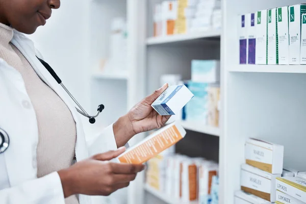 Чорна Жінка Аптека Вибір Коробкою Медицина Рішення Рецептом Охорони Здоров — стокове фото