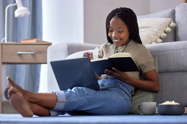 Diák Írás Fekete Könyvvel Otthoni Nappaliban Tanulásra Tanulásra Tudásra Laptop — Stock Fotó