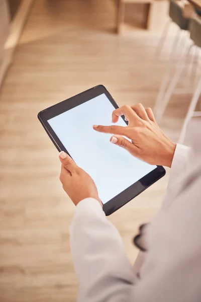Makieta Tabletki Ekran Ręce Lekarza Online Badań Medycznych Wyniki Lub — Zdjęcie stockowe
