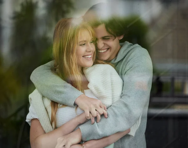 Abraço Casal Felicidade Com Sorriso Por Janela Amor Com Jovens — Fotografia de Stock