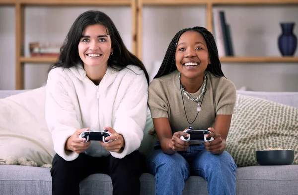 Freunde Frauen Auf Dem Sofa Und Videospiele Für Qualitativ Hochwertige — Stockfoto
