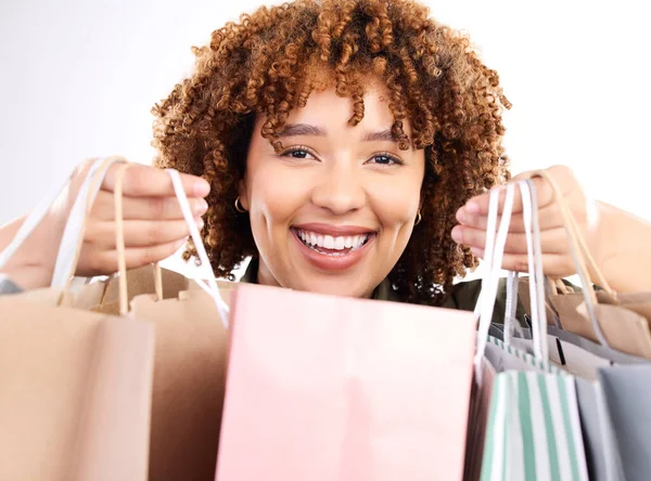 肖像或快乐的黑人妇女与袋从精品销售分离的白色背景 以折扣或零售价在工作室提供市场产品的笑 脸或兴奋的客户工作室 — 图库照片